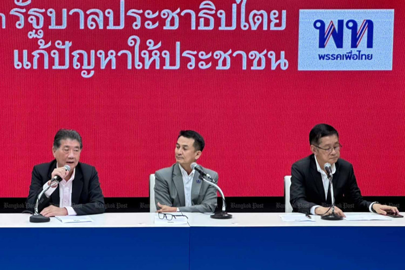 Pheu Thai Party leader Cholnan Srikaew, centre, deputy leader Phumtham Wechayachai, left, and party secretary-general Prasert Chanthararuangthong announce they are withdrawing from the Move Forward Party's coalition on Wednesday. (Photo: Wichan Charoenkiatpakul)
