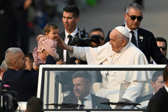 Pope draws 200,000 to Portugal's Fatima shrine