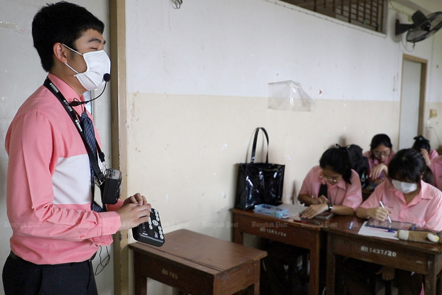 Visually impaired teacher returns to training ground, shares vision