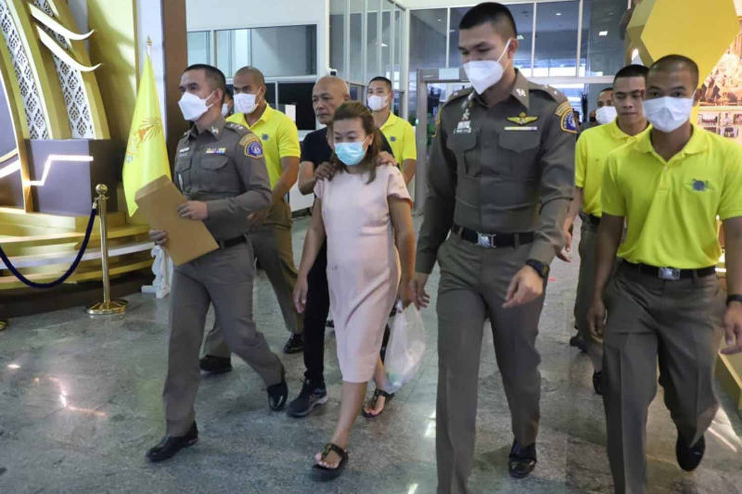 Police take custody of suspected serial killer Sararat "Aem Cyanide" Rangsiwuthaporn on April 26. (Photo supplied)