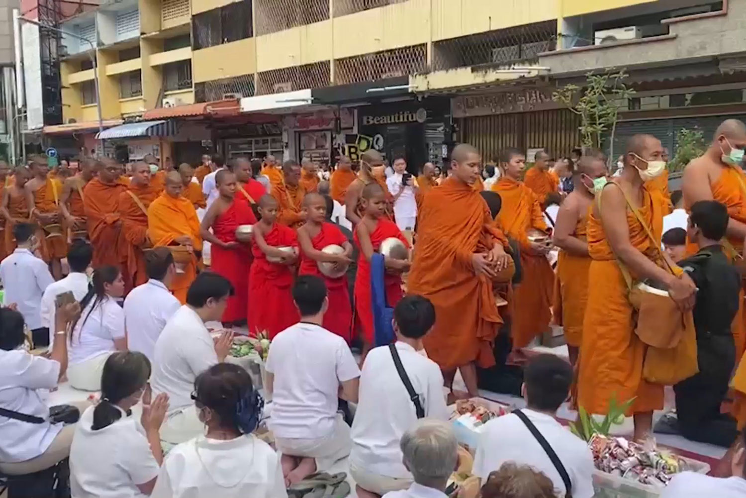 10,000 Buddhist monks in Hat Yai for mass alms offerings