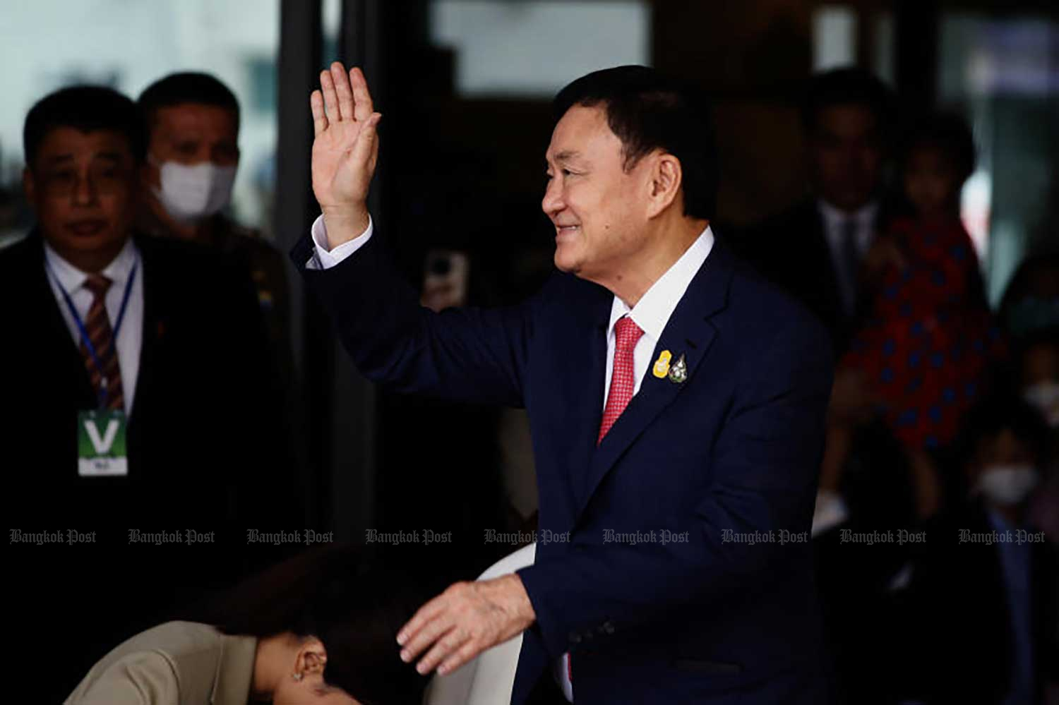 A police van carrying former prime minister Thaksin Shinawatra leaves the Supreme Court following his sentencing hearing on Tuesday morning. (Photo: Somchai Poomlard)