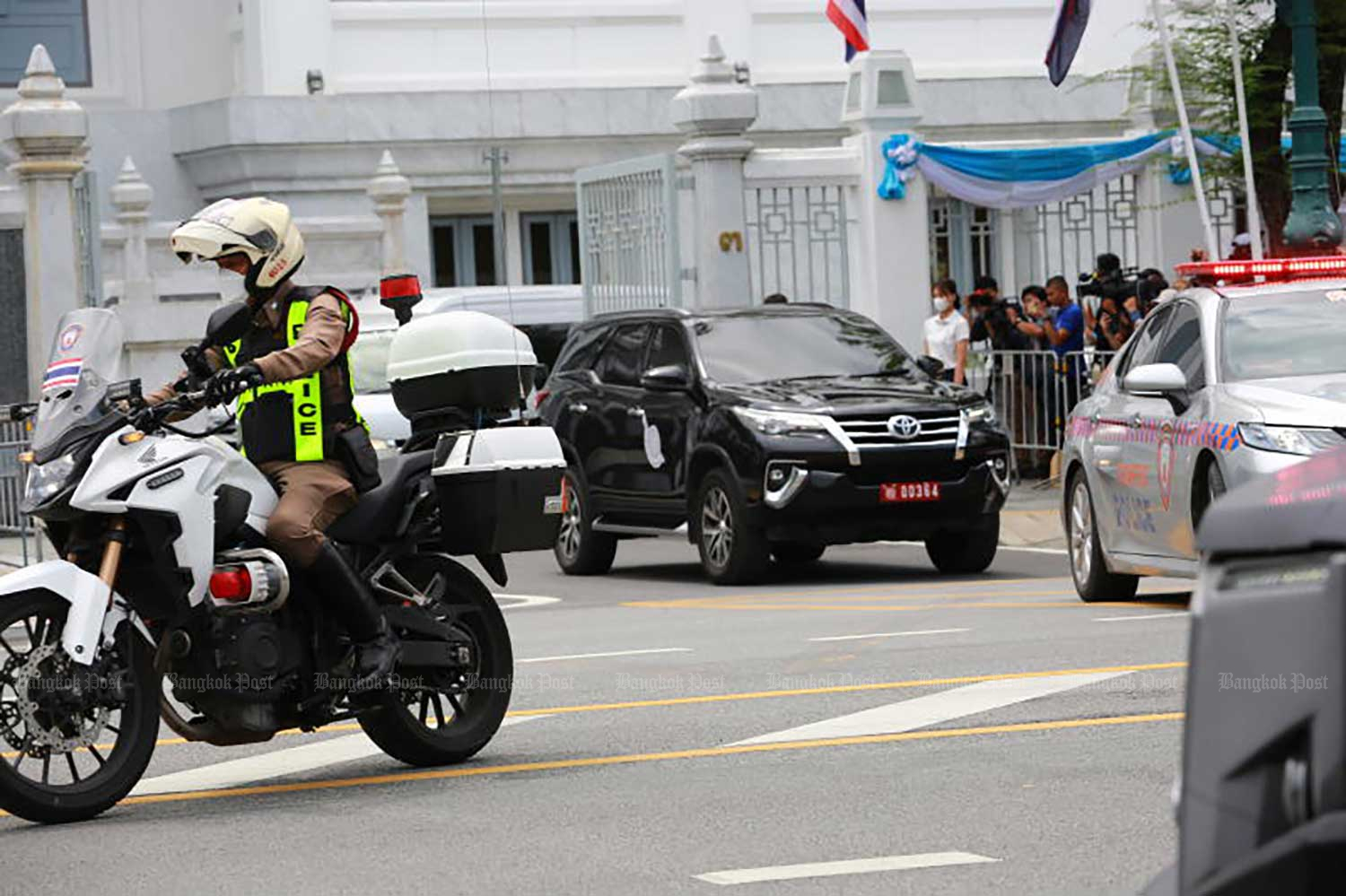 A police van carrying former prime minister Thaksin Shinawatra leaves the Supreme Court following his sentencing hearing on Tuesday morning. (Photo: Somchai Poomlard)