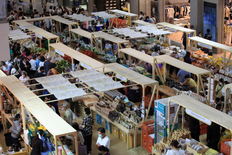 Shoppers select farm products at a fair in CentralWorld shopping complex on Aug 5, 2023. (Photo: Apichart Jinakul)