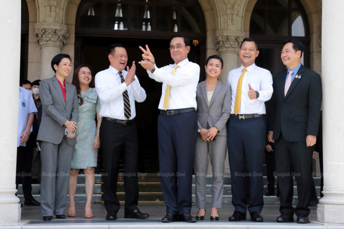 Bangkok Post - "Por" brothers wave their goodbyes