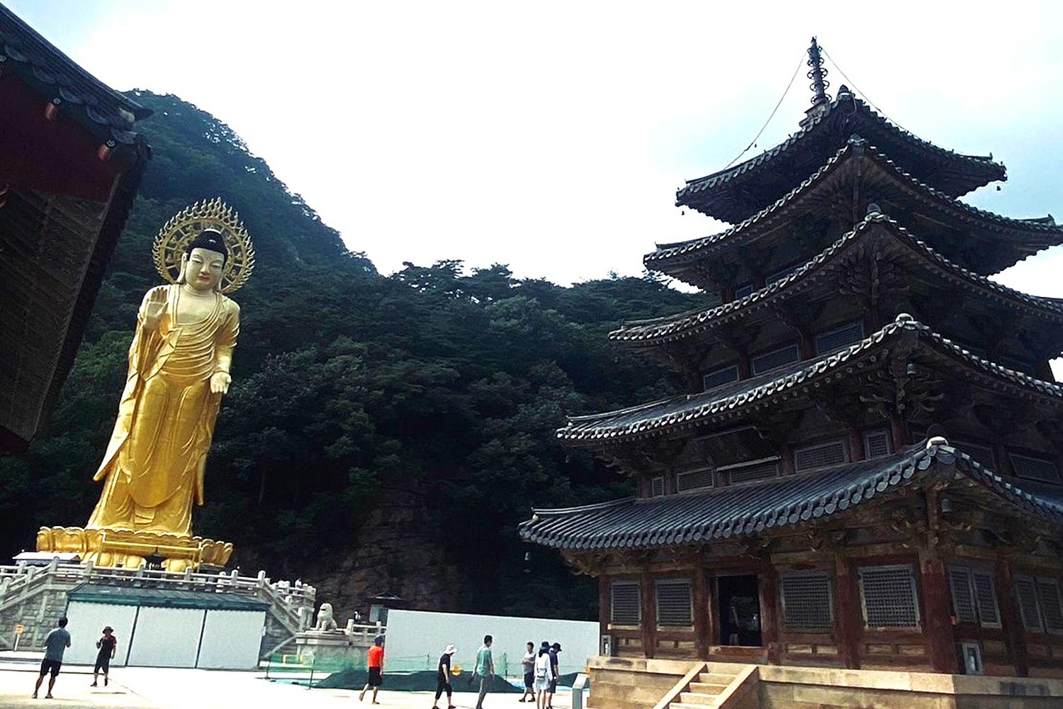 Beopjusa Temple on Songnisan Mountain in Chungcheongbukdo is one of South Korea's oldest and grandest Buddhist temples. It dates back around 1,500 years. 
(Photos: Chairith Yonpiam)