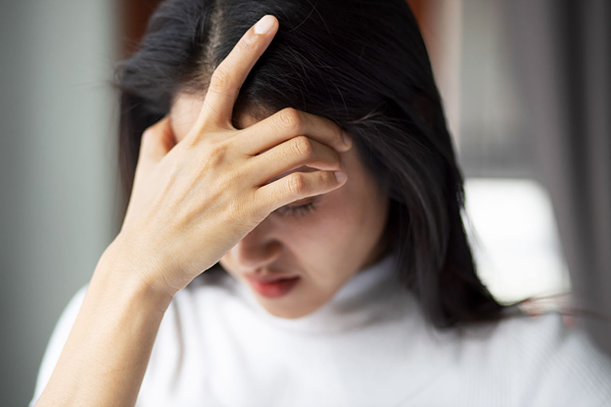 раздраженная женщина. головная боль. переутомление кружится голова. девушка с головной болью. переутомление кружится голова.