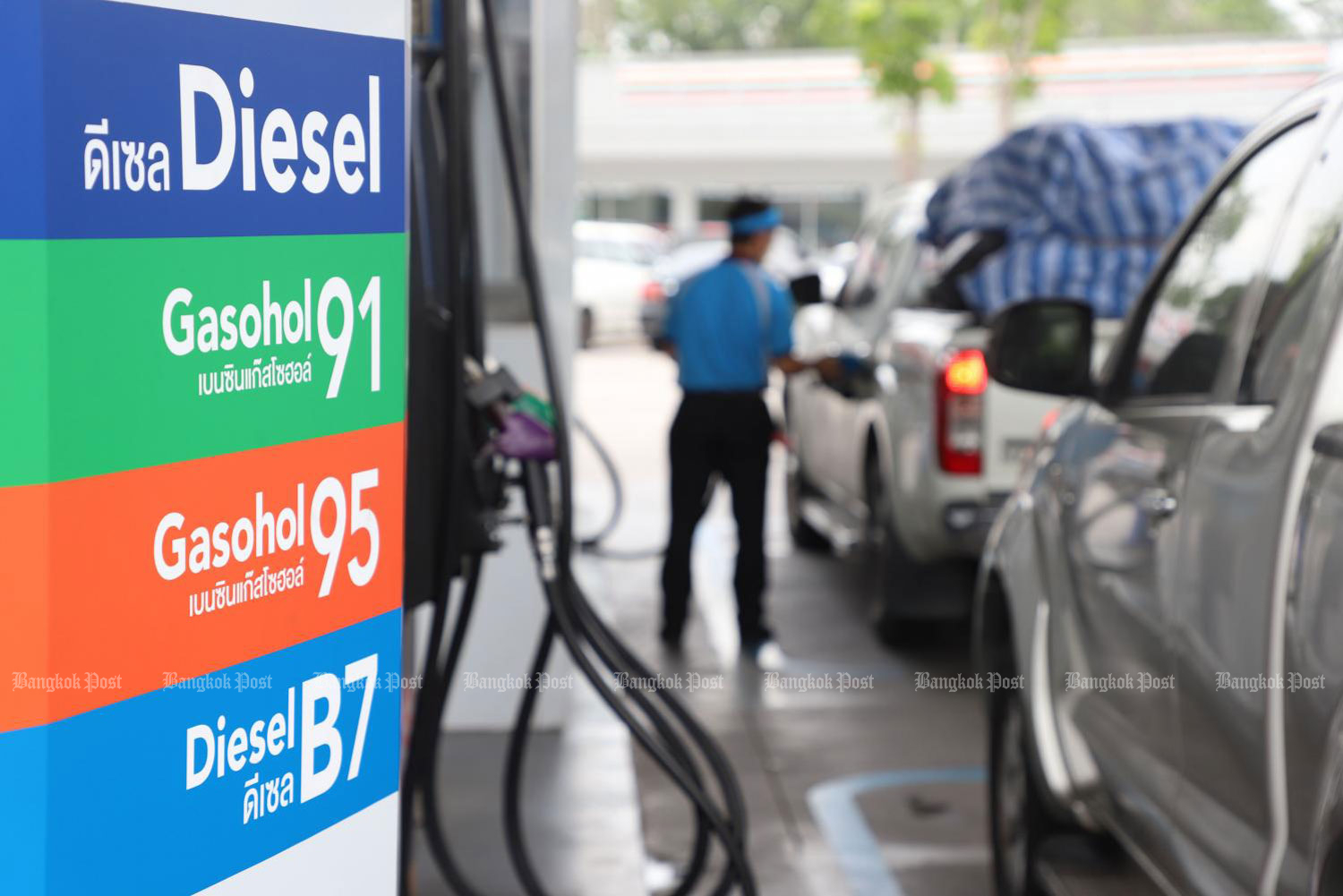 Vehicles line up at a pump to fill their tanks on Nawamin Road in Bangkok.  (Photo: Varuth Hirunyatheb)