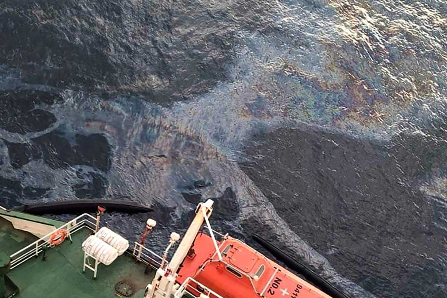 An oil slick was photographed off Sri Racha district, Chon Buri, on Sept 4. (Photo: Thai Oil)