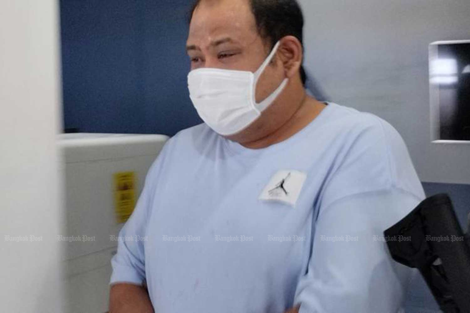 Praween Chankhlai, a Nakhon Prathom kamnan suspected of ordering the murder of a police officer at a dinner party at his house, is brought to a court on Saturday. (Photo supplied)