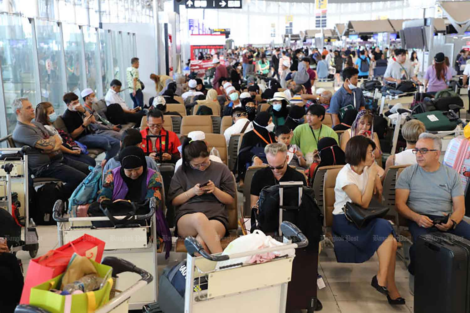 Suvarnabhumi airport is packed with travellers ahead of the busy Songkran holidays in April. (Photo: Wichan Charoenkiatpakul)