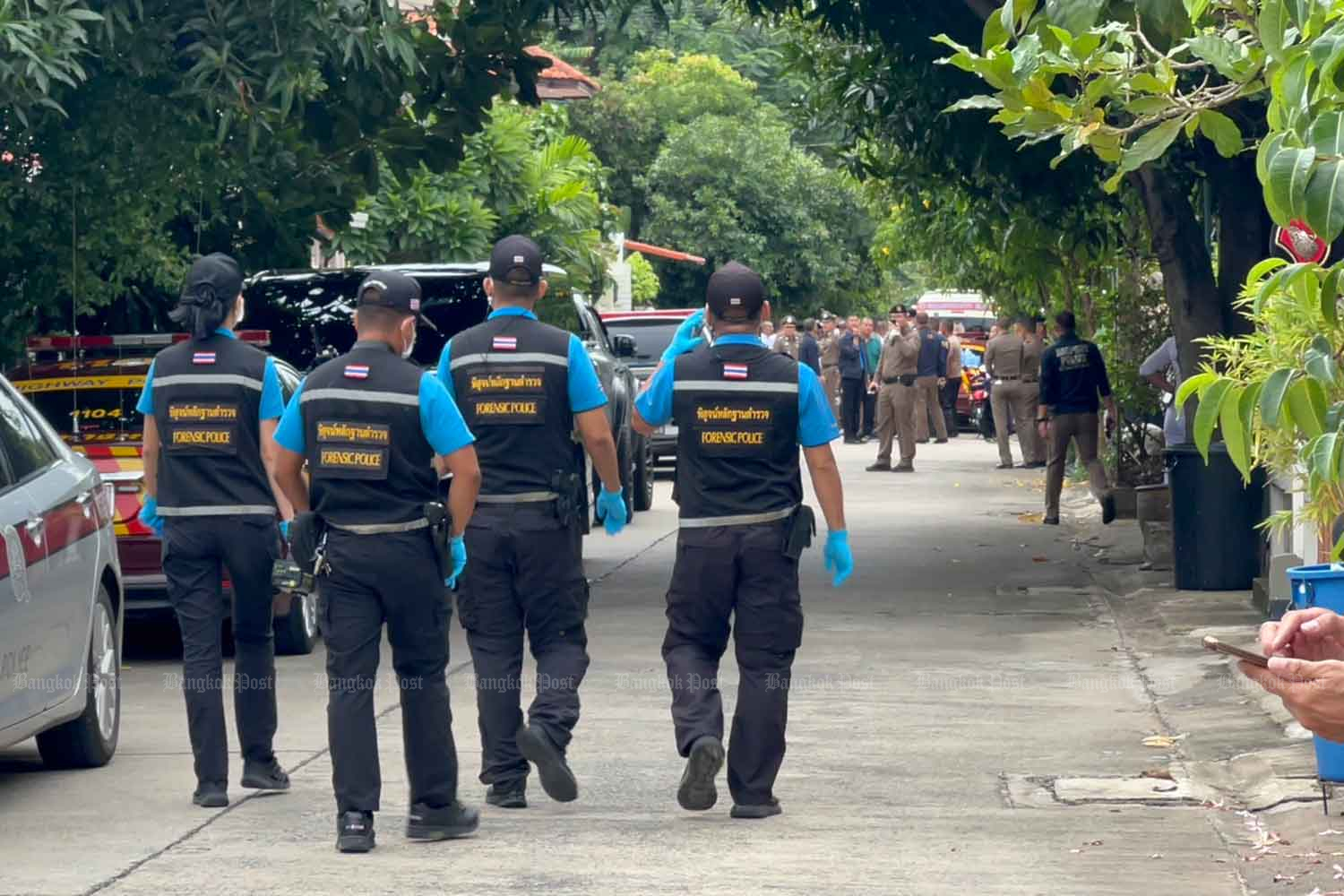 Forensic police walk to the house in Lam Luk Ka district, Pathum Thani, where Pol Col Vachira Yaothaiwong committed suicide on Monday. (Police photo)