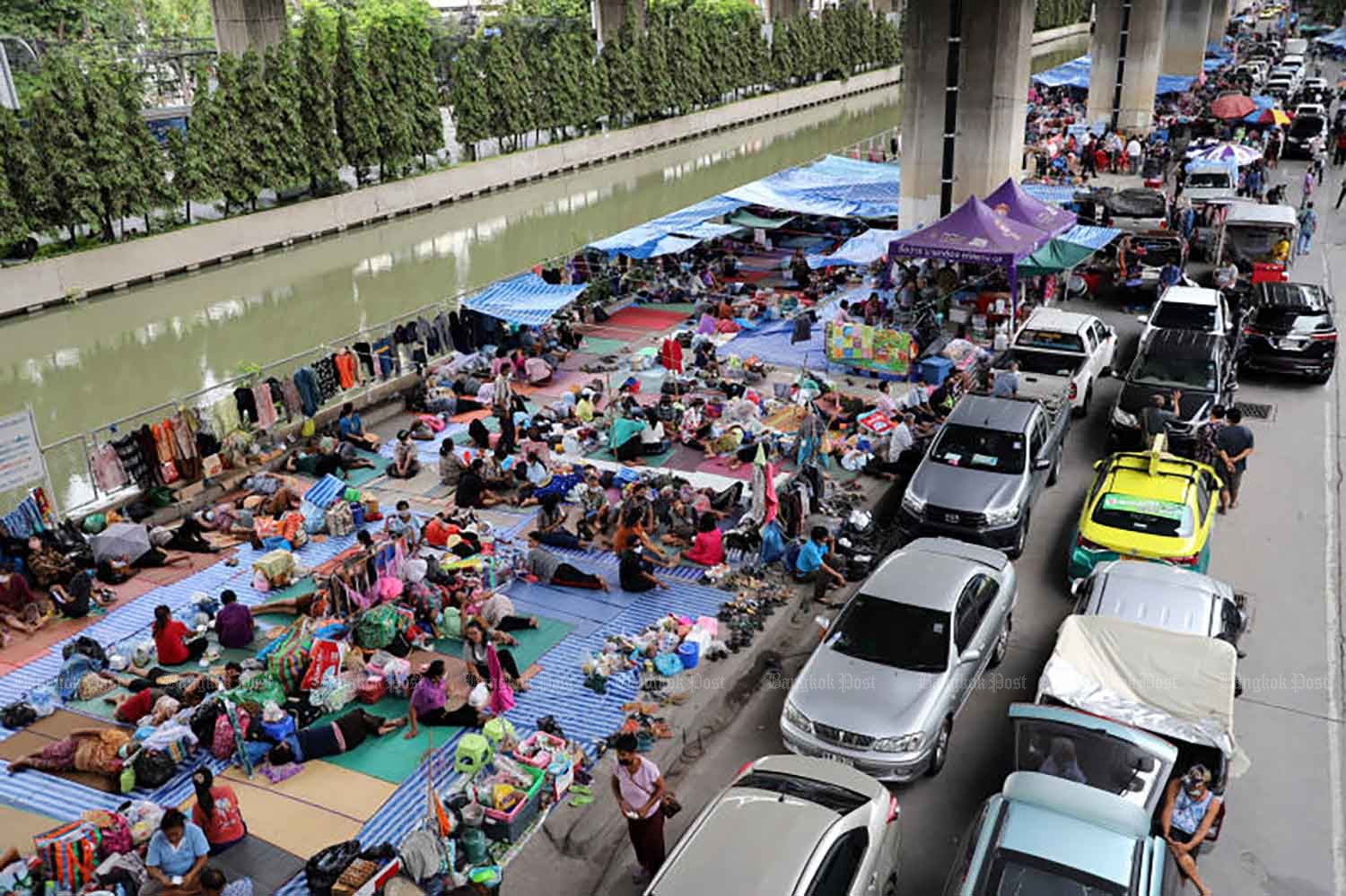 Farmers and their supporters occupy an area along Khlong Prapa near the Finance Ministry in March last year as they demand the government help alleviate their debt problems. (Photo: Chanat Katanyu)