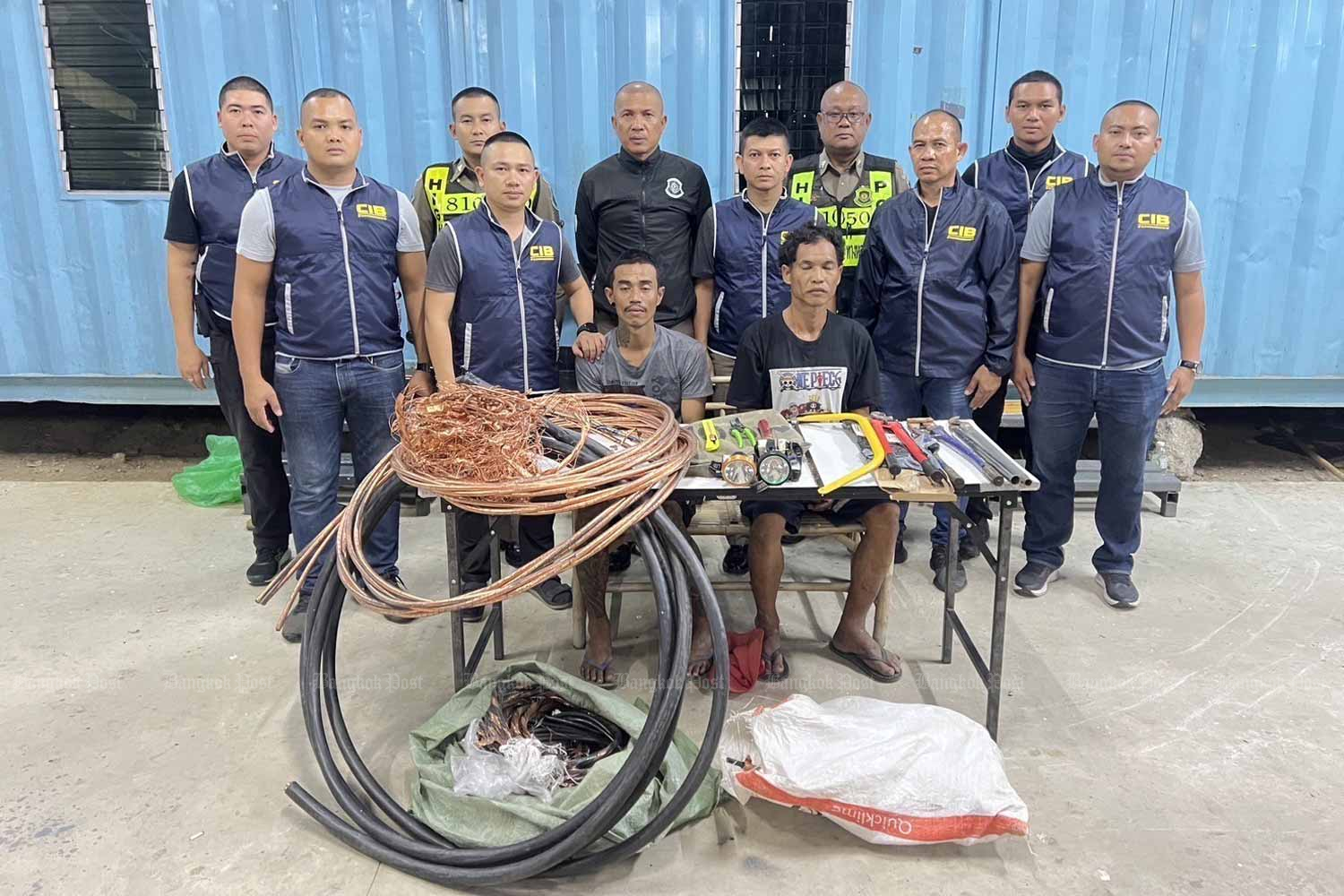 Anulak Obchoo, 35, right, and Traiphop Buahom, 31, (both seated) after their arrest for stealing power cable from the Pattaya-Rayong motorway. (Photo supplied)