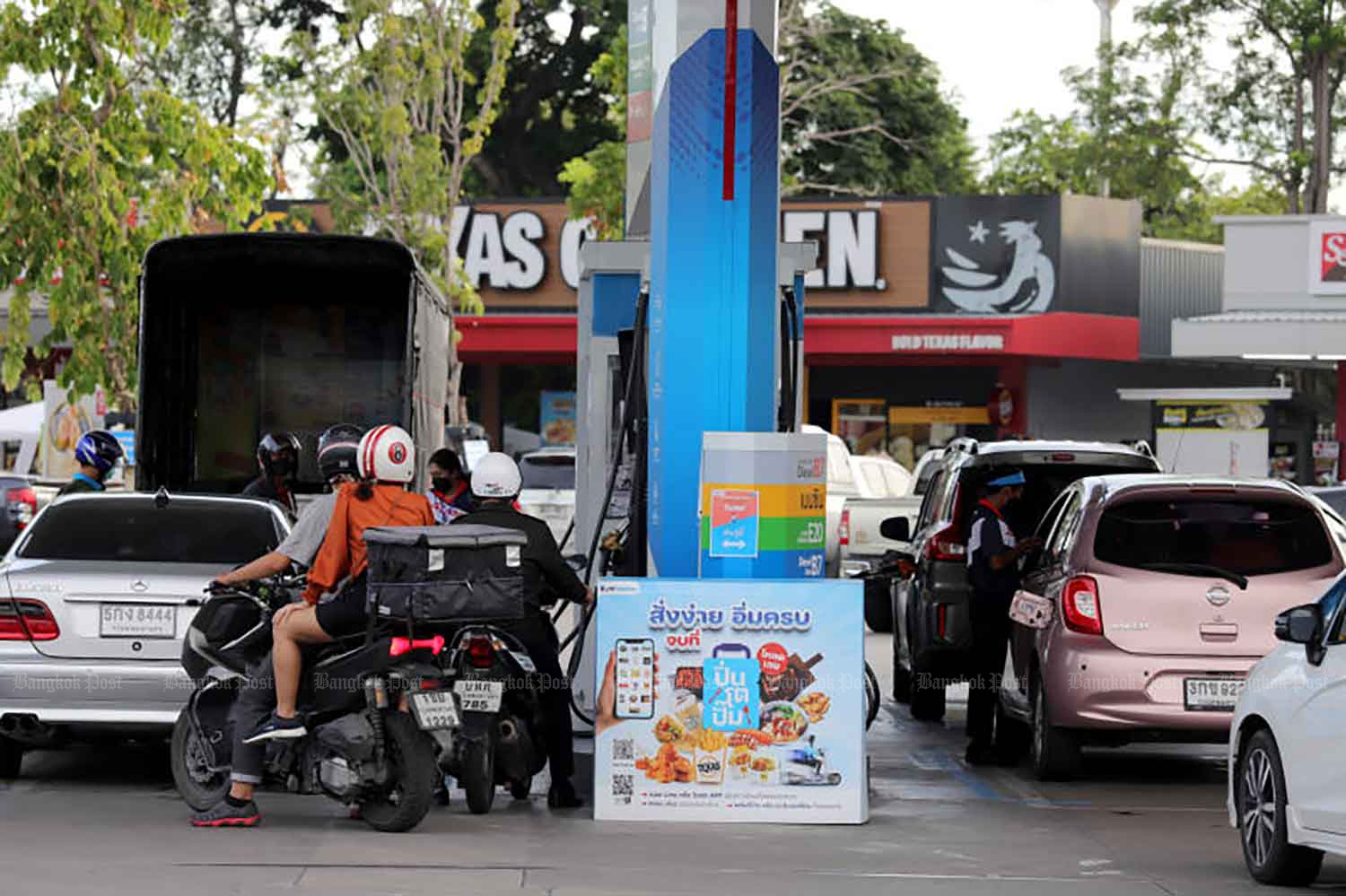 Vehicles queue at a petrol station in Bangkok. (File photo: Chanat Katanyu)