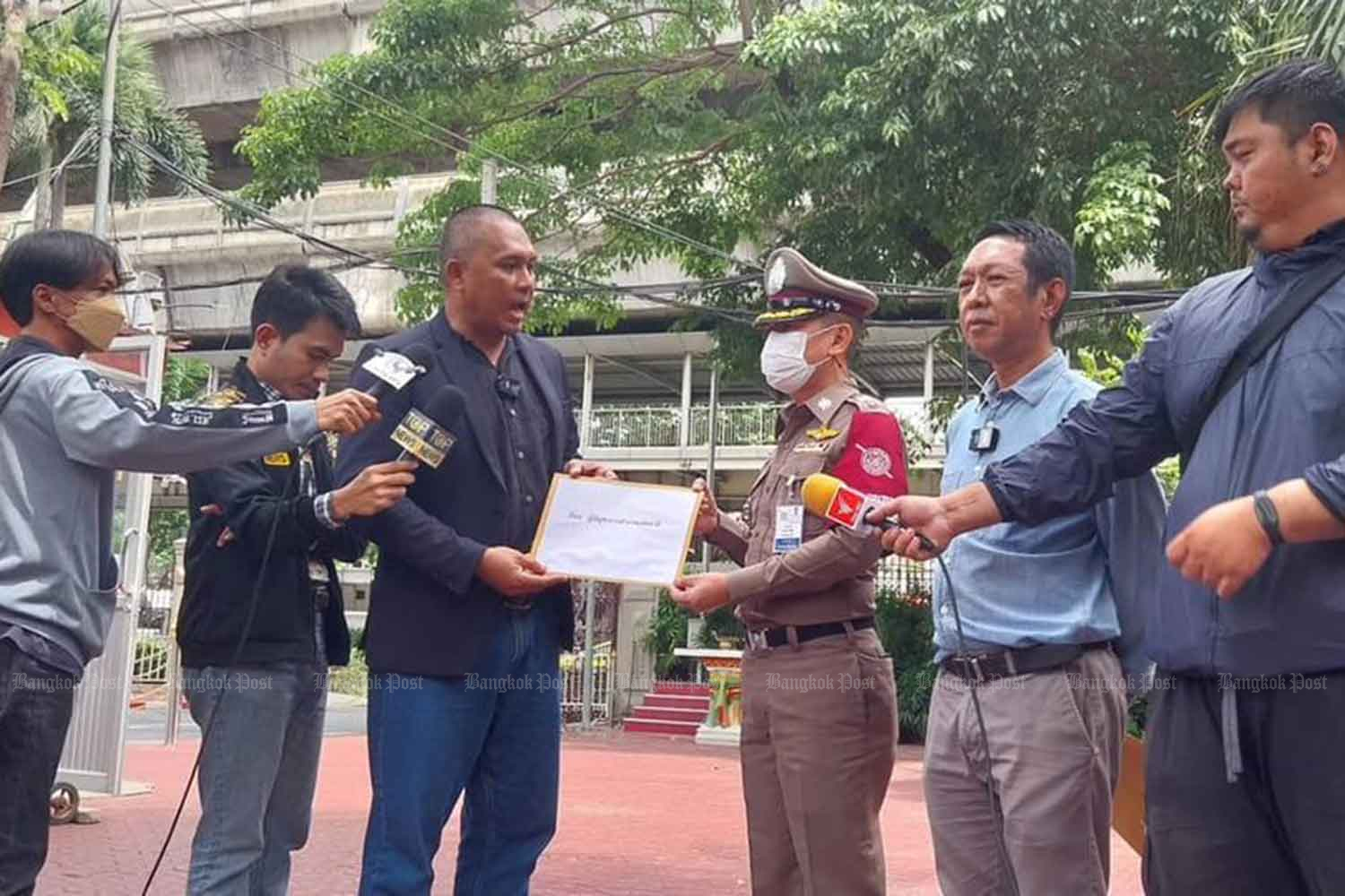 Representatives of the Student and People Network for Thailand Reform submit their letter at the Royal Thai Police Office on Monday. (Photo: SNT Facebook page)