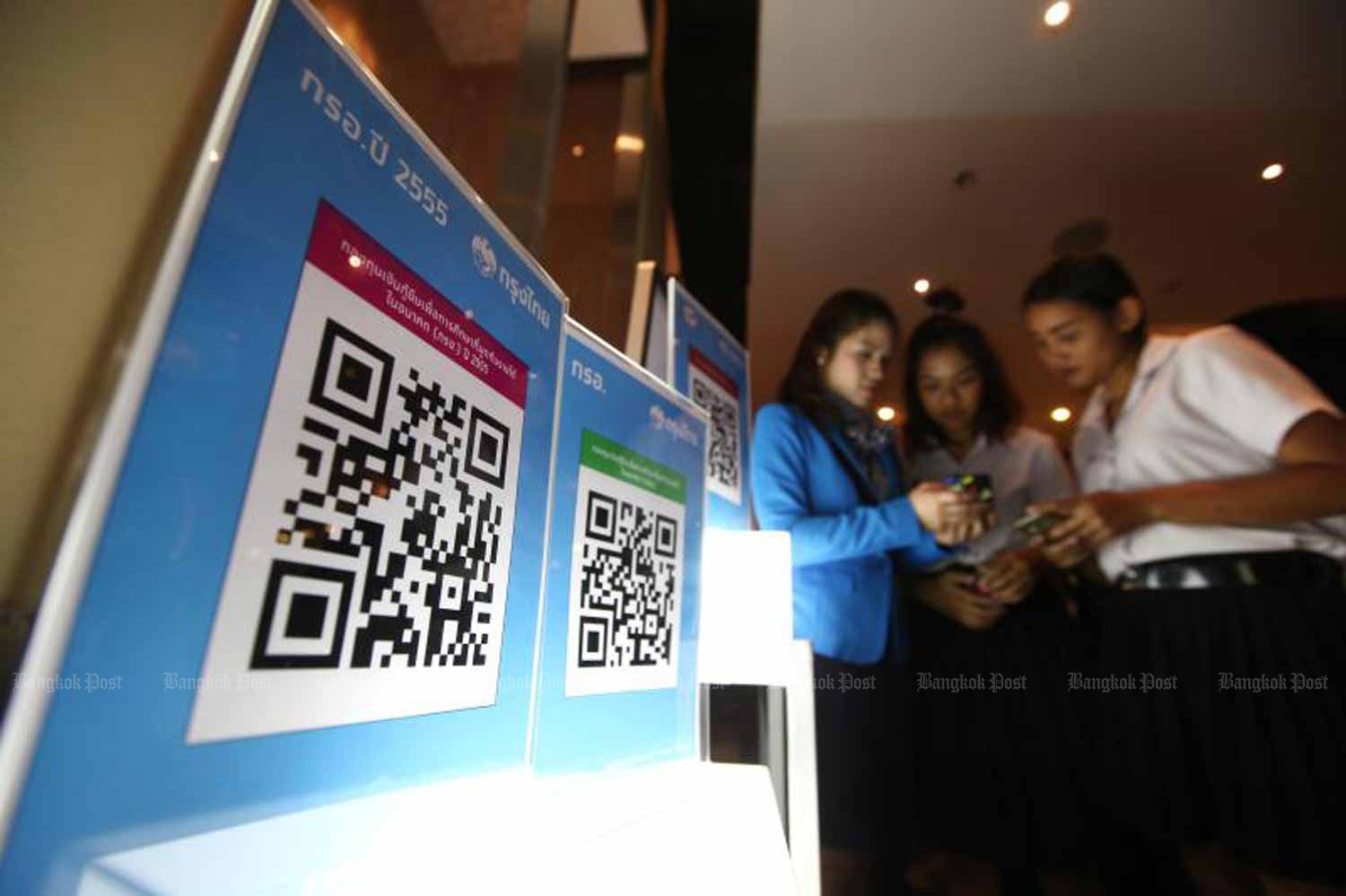 Students learn how to repay education loans using an online channel. (Bangkok Post file photo)