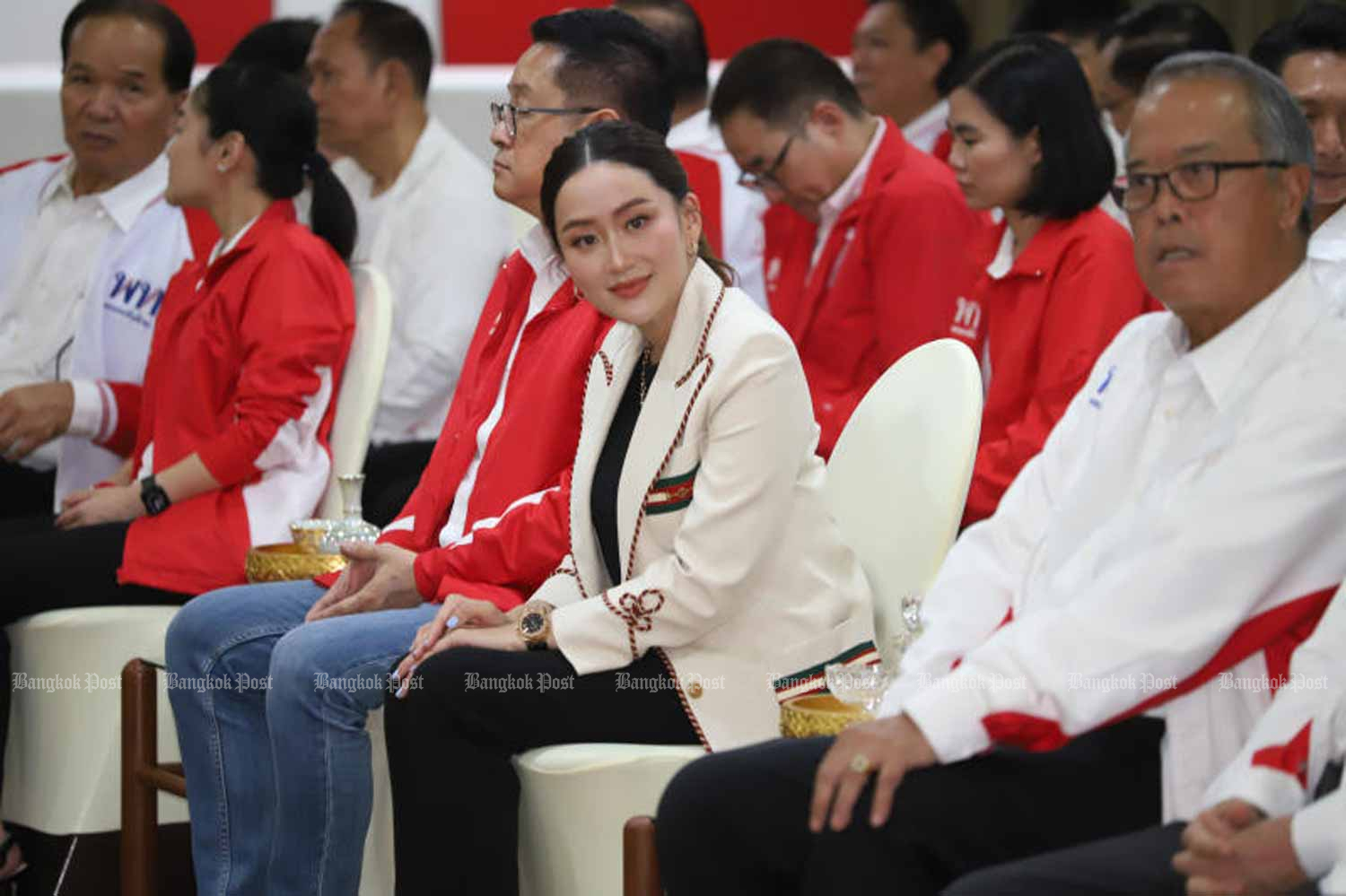 Paetongtarn Shinawatra, centre, at a ceremony to mark the 16th anniversary of the Pheu Thai Party at its headquarters on Tuesday. (Photo: Varuth Hirunyatheb)