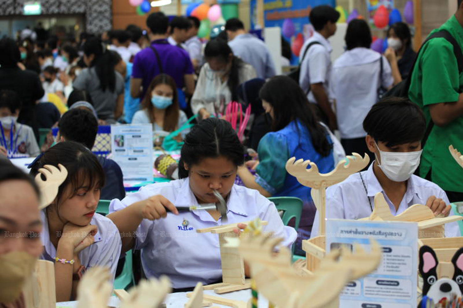 Students and members of the public join in the activity at one-day event titled ‘Freelance Work to Help Thai People Find Jobs’ organised by the Labour Ministry on Aug 18. (Photo: Apichart Jinakul)