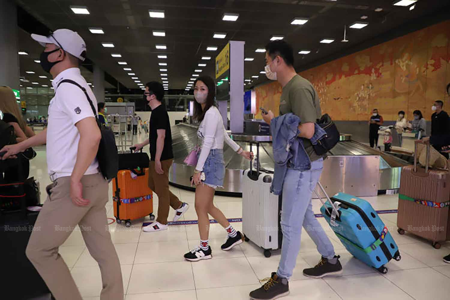 Tourists arrive at Suvarnabhumi airport on Jan 8. (Photo: Varuth Hirunyatheb)