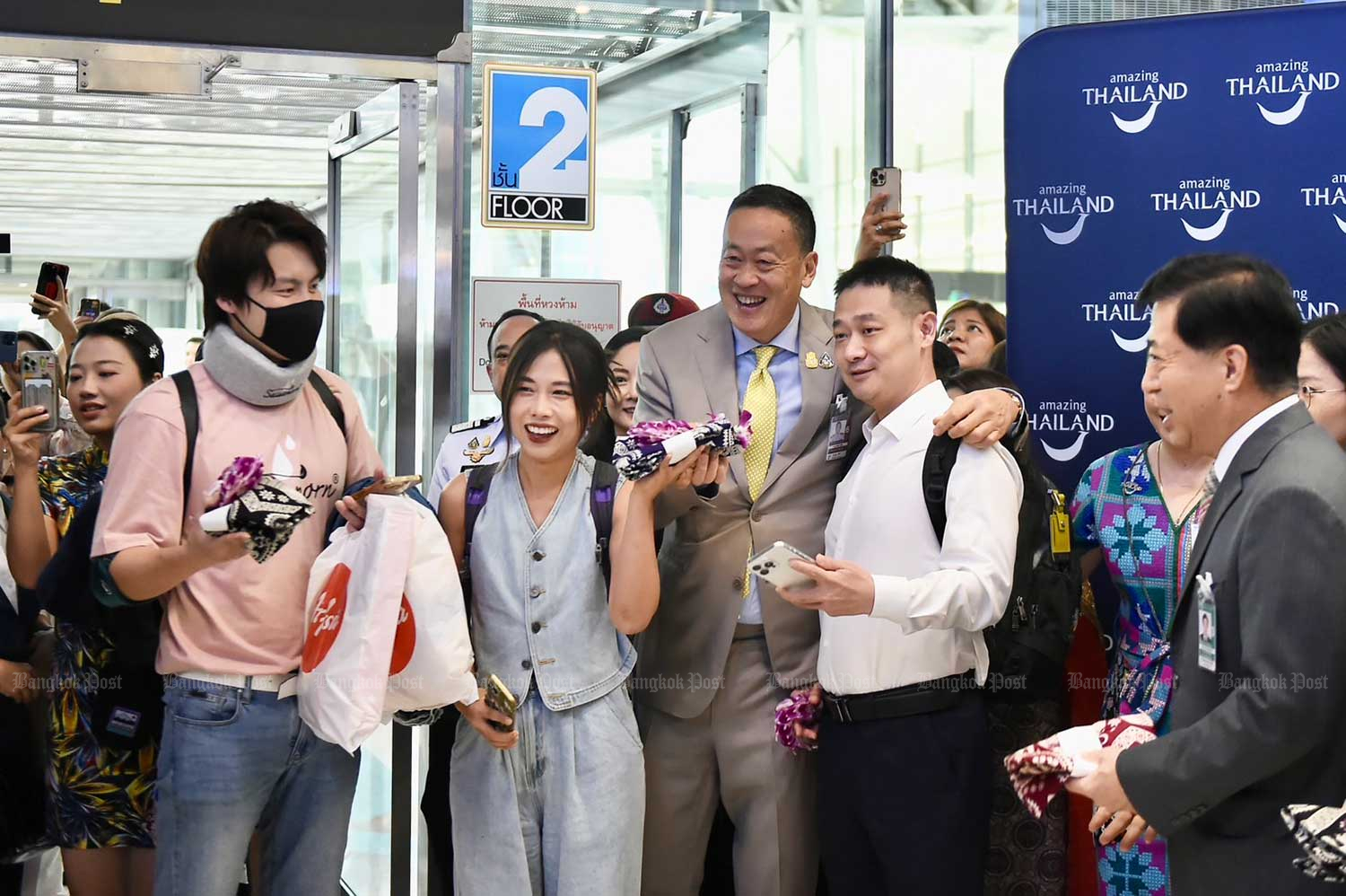 Prime Minister Srettha Thavisin, third from right, welcomes visitors from China at Suvarnabhumi airport on Monday morning. (Photo: Wassana Nanuam)