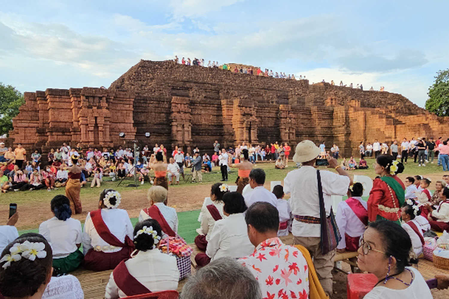 Visitors flock to Khao Klang Nok in Si Thep Historical Park, which has been declared a World Heritage Site, in Phetchabun province. (Photo: Sunthorn Kongvarakhom)