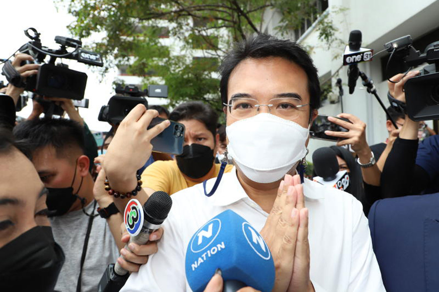 Prinn Panitchpakdi speaks to reporters after the Bangkok South Criminal Court granted his bail application on April 17 last year. (Photo: Apichart Jinakul)