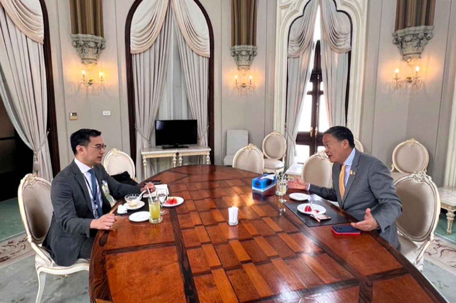 Prime Minister Srettha Thavisin, right, holds talks with Bank of Thailand governor Sethaput Suthiwartnarueput at Government House on Monday. After the meeting, Mr Srettha, also finance minister, said he would hold more talks with the central bank governor to fine-tune their views on the country's economic, financial and monetary affairs. (Photo: Government House)