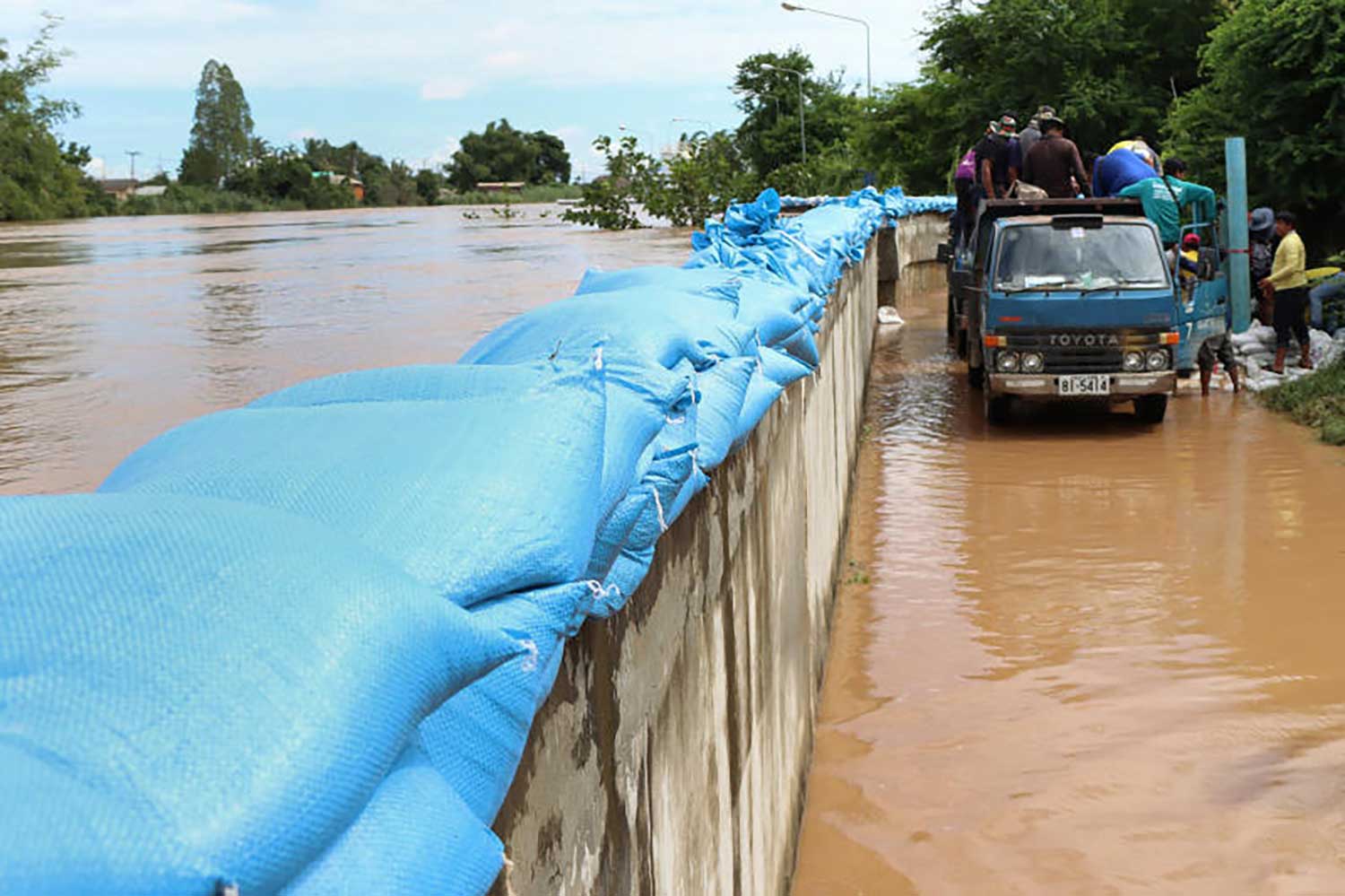 Workers from the Sukhothai Municipality place sandbags on a dyke along the Yom River to prevent flooding in the Wang Hin community in tambon Pak Khaew in Sukhothai’s Muang district on Monday. (Photo: Sukhothai Municipality)