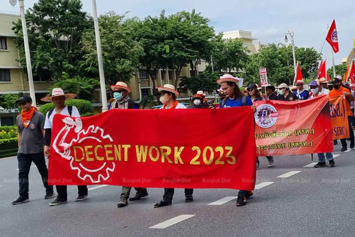 A rally is organised on Ratchadamnoen Avenue on Saturday to mark World Day for Decent Work. (Photo: Penchan Charoensuthipan)