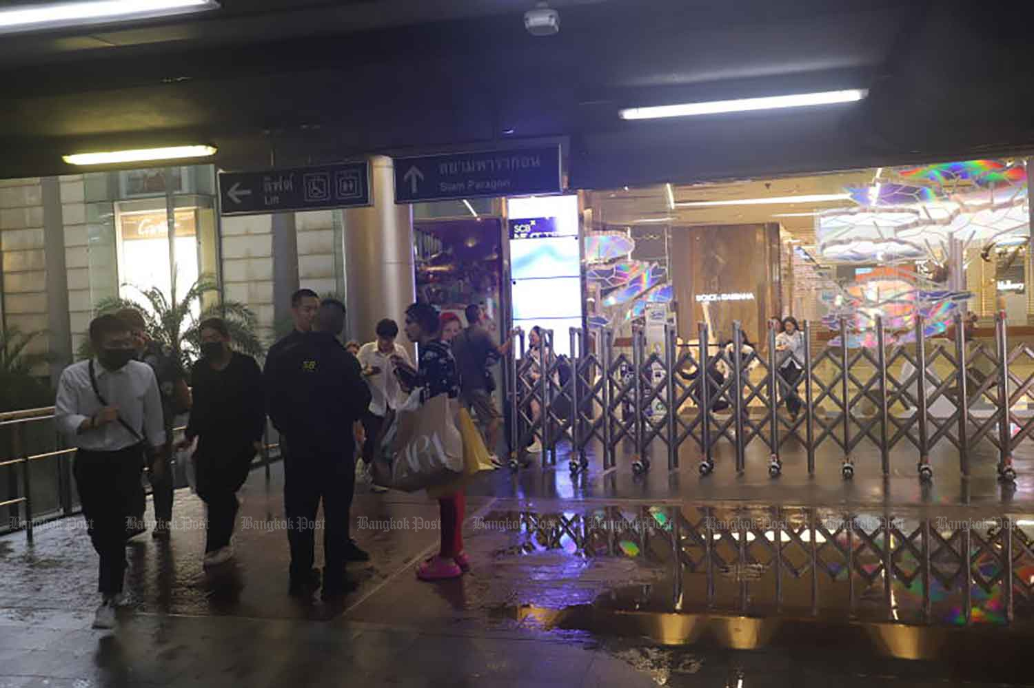 People quickly leave Siam Paragon shopping centre in Bangkok just after the shooting rampage on the evening of Oct 3. (Photo: Nutthawat Wicheanbut)