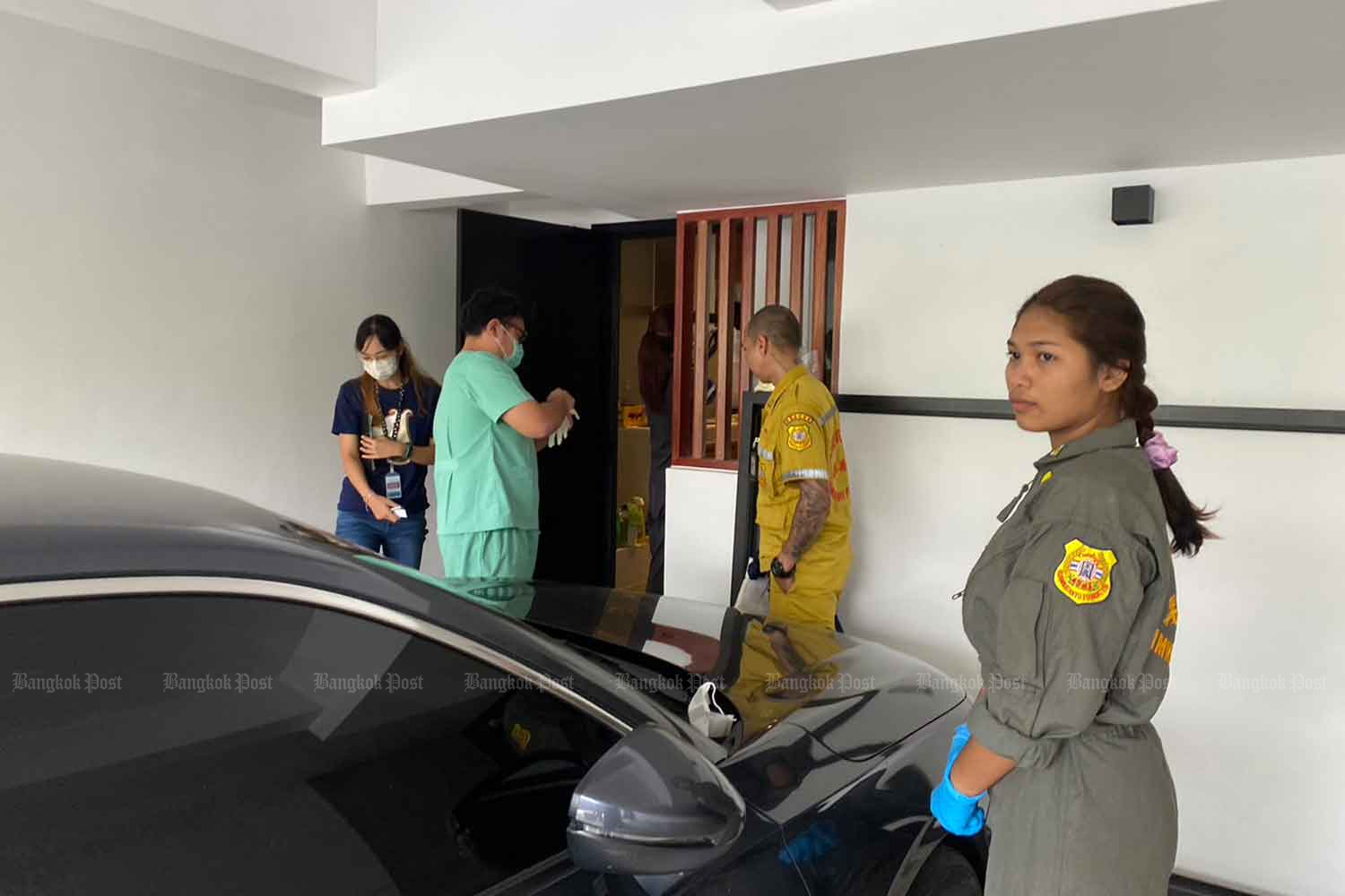 A forensic police officer on Sunday enters the house where ex-ambassador Vichit Chitvimarn was later found murdered with a key from the workers who came on Sunday morning to do some repairs. (Photo supplied)