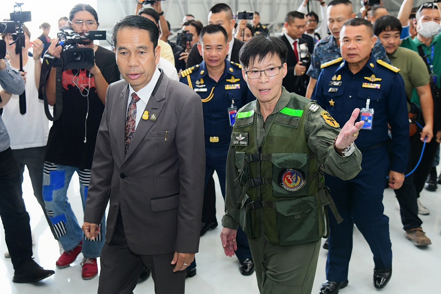 Evacuation briefing: Defence Minister Sutin Klungsang is briefed on the air force’s transport capabilities during his visit to inspect the force’s readiness to evacuate Thais stranded amid the conflict between Israel and the Palestinian militant group Hamas. (Photo By ROYAL THAI AIR FORCE)