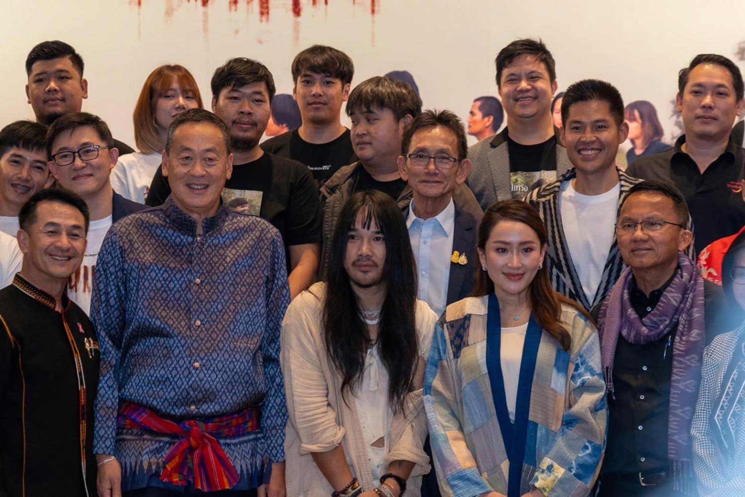 Night at the movies: Prime Minister Srettha Thavisin (second from left), who also serves as chairman of the national committee on soft power strategy, on Wednesday takes a group photo with his deputy chairwoman Paetongtarn Shinawatra (second from right) and cabinet members before watching the popular movie Sap-Pa-Rer (The Undertaker) at Paragon Cineplex, Siam Paragon Shopping Center in Bangkok.