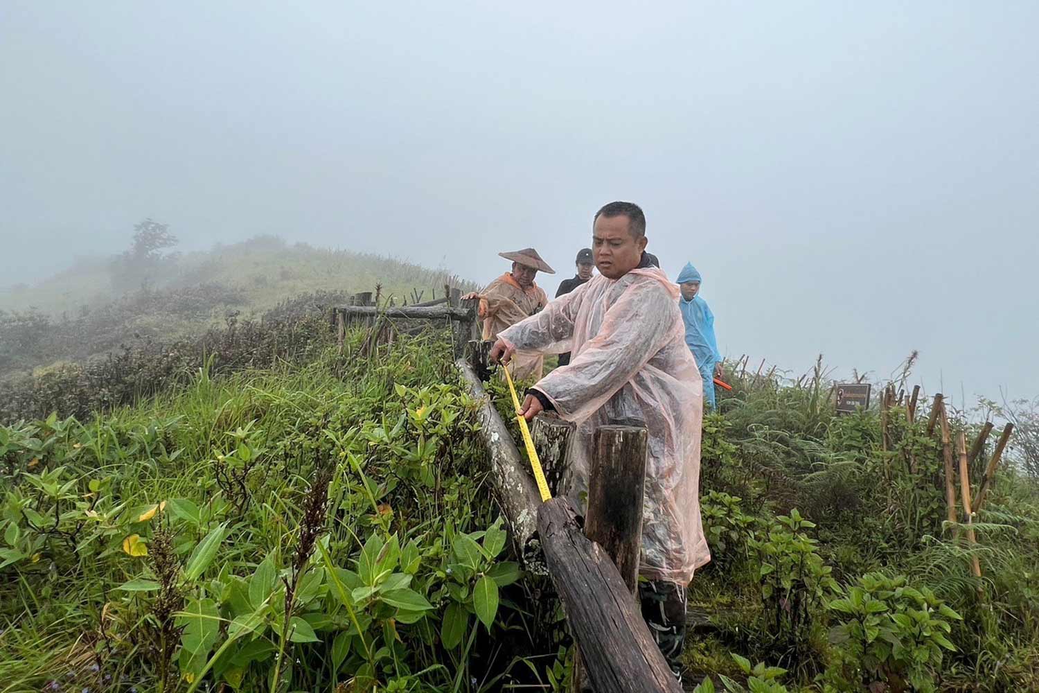 Park rangers repair a trail in the mountainous Doi Inthanon National Park in the northern province of Chiang Mai on Friday. The park is a popular tourist destination in winter and its trails will reopen on Nov 1. (Photo: Panumet Tanraksa)