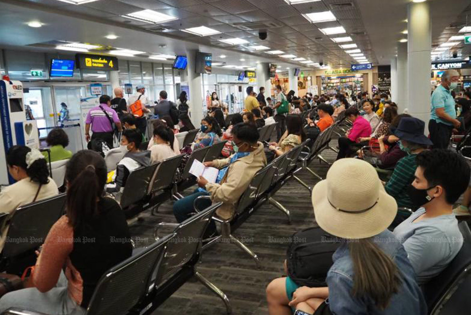 Chiang Mai airport is filled with tourists. Residents of tambon Mae Hia are stepping up their opposition to a plan to extend Chiang Mai International Airport's operating hours, saying many have yet to be compensated for damage caused by flights taking off and landing at the airport over the past five years. (File photo)