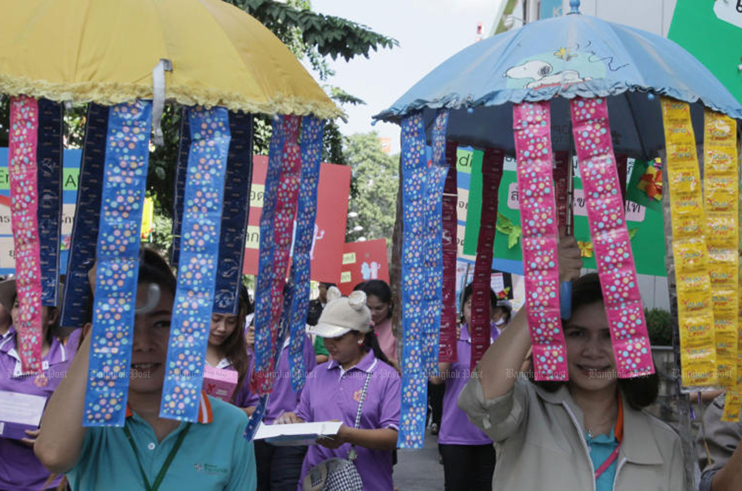 Free condoms are handed out to people during an Aids/HIV prevention campaign in Bangkok in 2015. (Bangkok Post file photo)