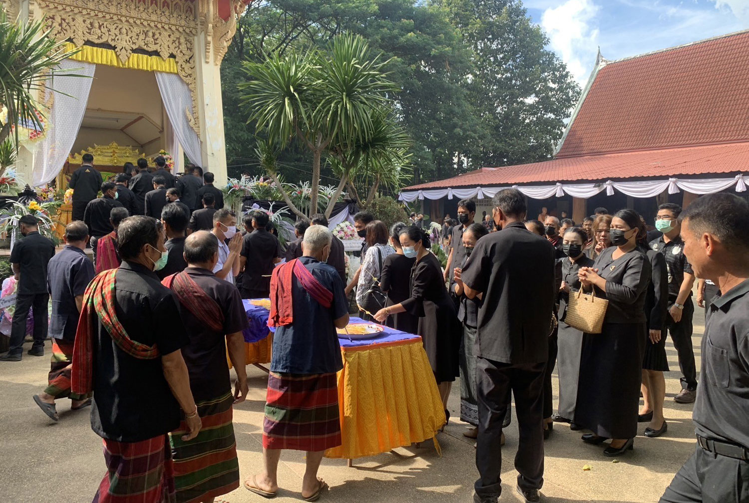 Mourners attend the cremation ceremony of Charoon Chartdamdee, 40, a Thai worker killed in Israel, at a temple in Lam Plai Mat district of Buri Ram on Saturday. (Photo: Surachai Piragsa)