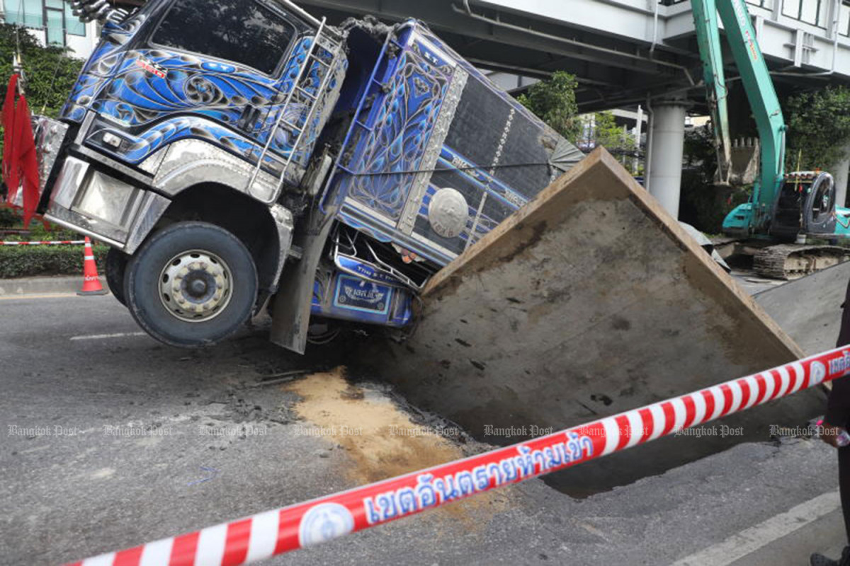 Stuck truck finally freed from Sukhumvit hole Bangkok Post Learning ...