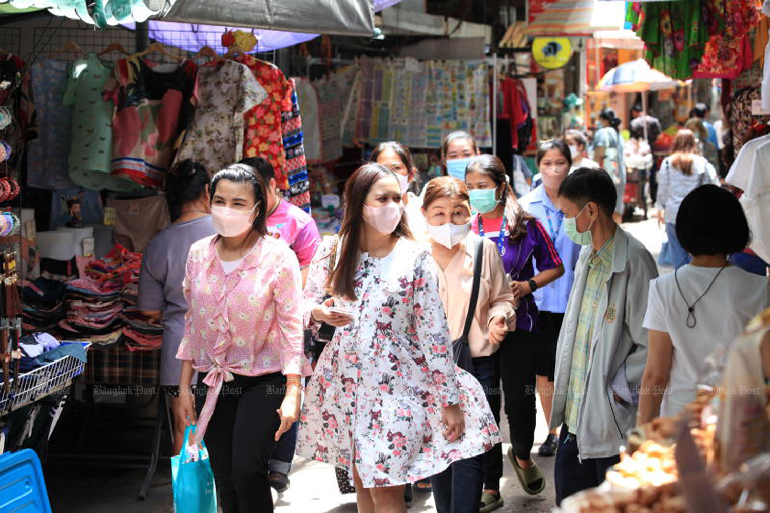 People shop for goods at Wang Lang market near Siriraj Hospital in Bangkok on Sept 11. (Photo: Apichart Jinakul)