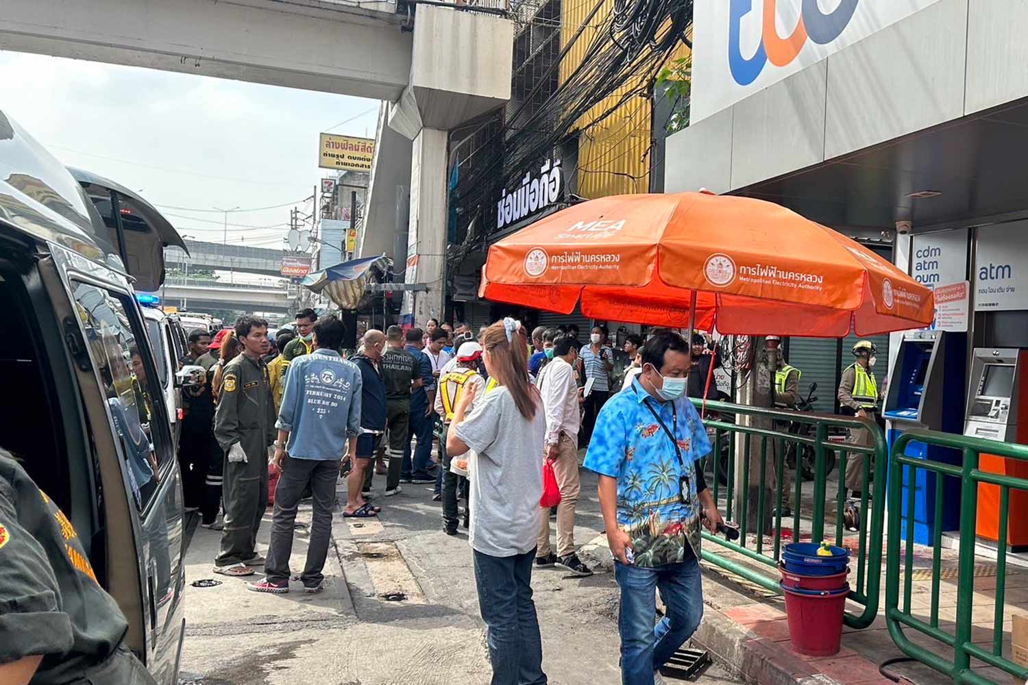 Rescue workers, police, reporters and onlookers gather at the crime scene on Sunthornkosa Road in Klong Toey district after the shooting on Saturday. (Photo: @Joe_black317)