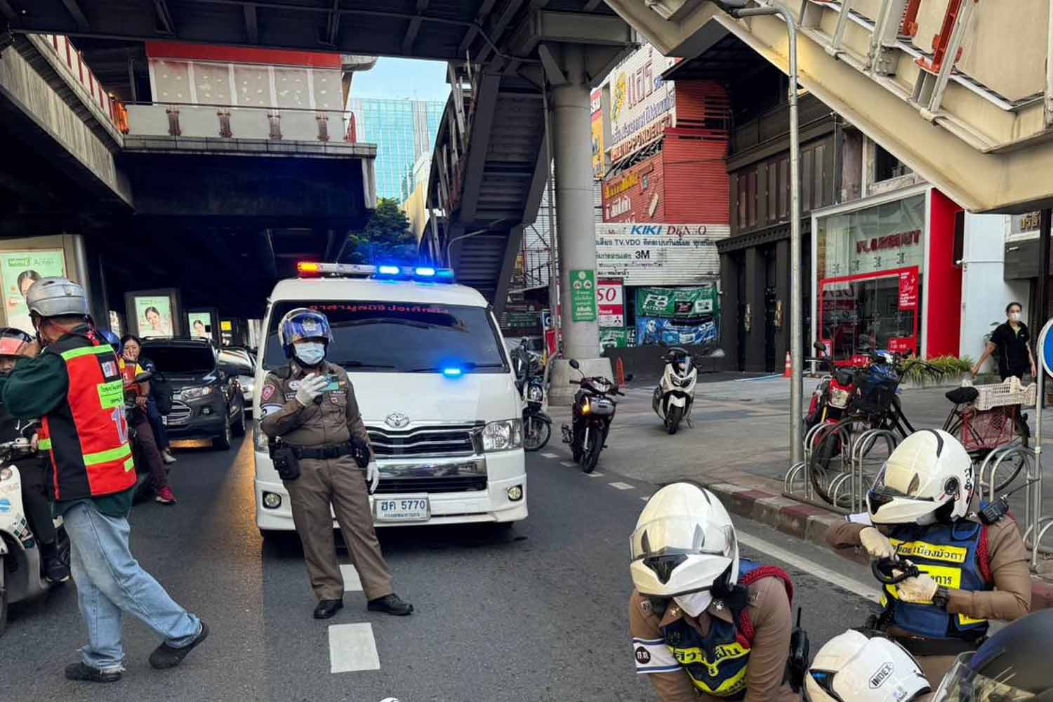 Police try unsuccessully to revive the fatally injured Italian after he fell from the BTS station above Phahon Yothin Road on Tuesday morning. (Photo supplied)