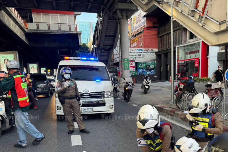 Police try unsuccessfully to revive the fatally injured Italian after he fell from the BTS station above Phahon Yothin Road on Tuesday morning. (Photo supplied)