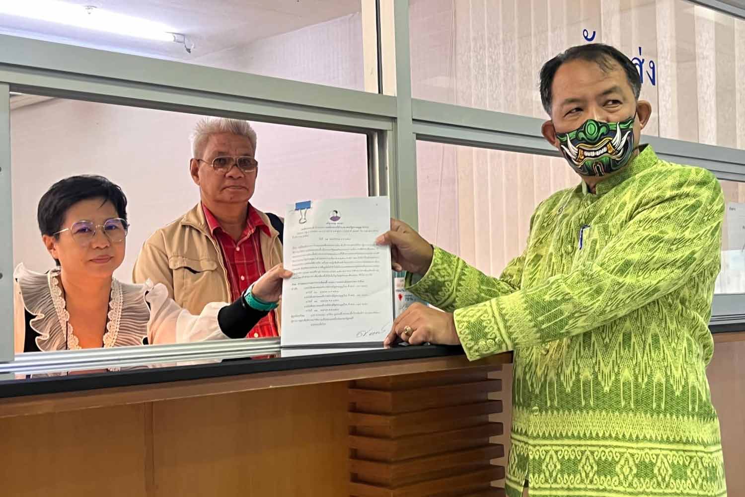 Activist Srisuwan Janya, right, files his complaint at the Office of the Election Commission on Wednesday. (Photo from his Facebook page)