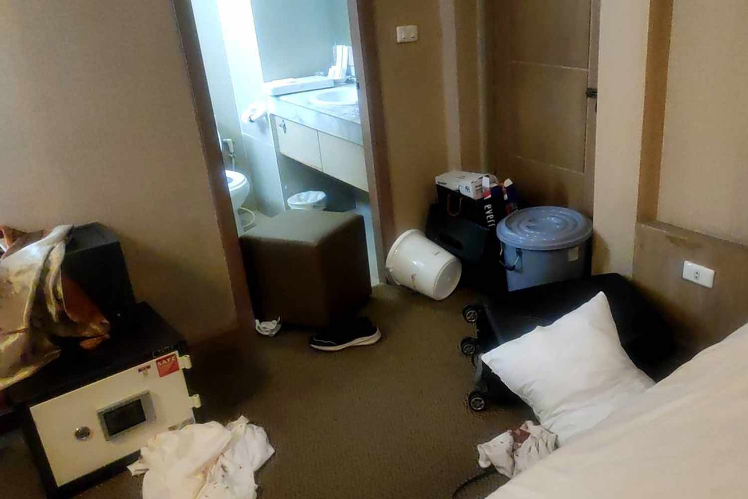 The ransacked room at a hotel on Udomsuk Soi 17 is where the body of a 48-year-old Taiwanese man was found on Thursday. (Police photo)