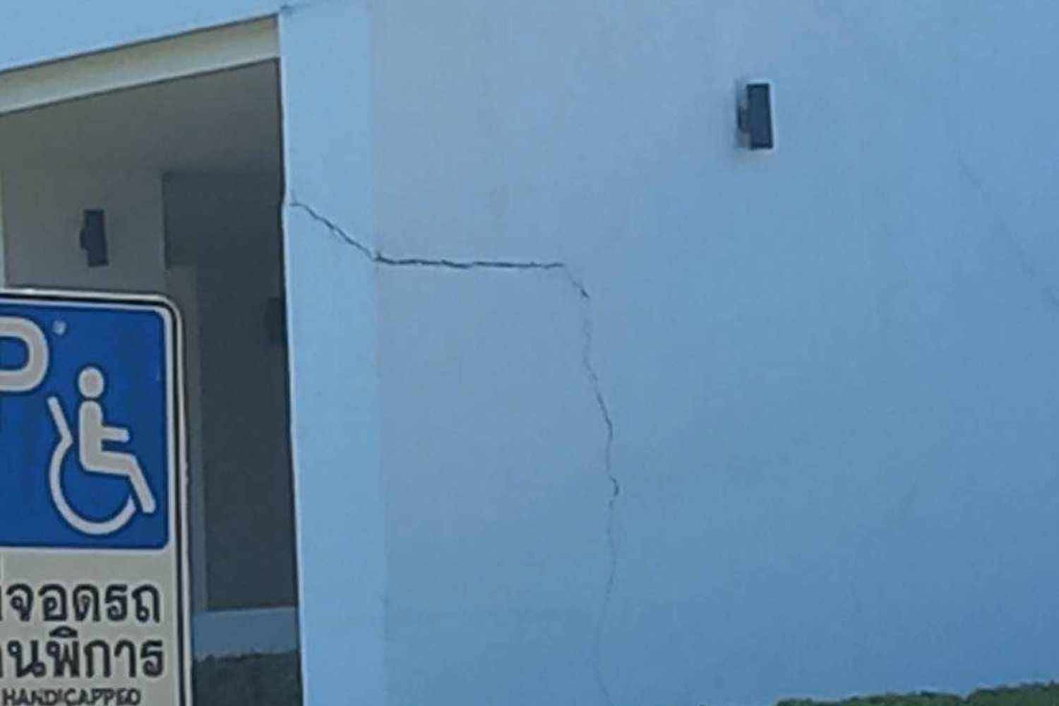 A crack is clearly visible in a wall at Chiang Mai's Sakon Nakhon Hospital after an earthquake in Myanmar on Friday. (Photo: Public Health Ministry)