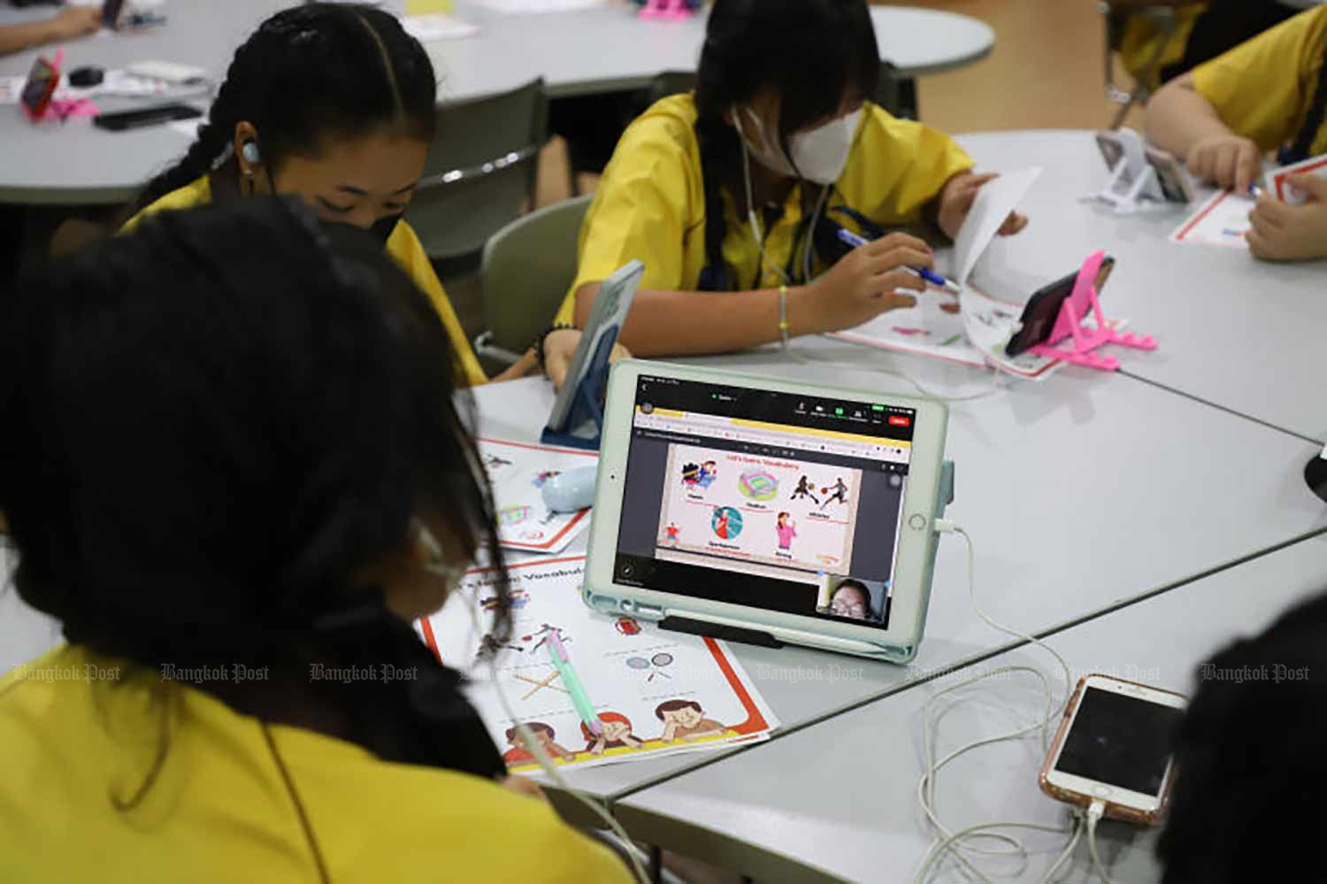 Students at Phaholyothin Primary School in Bangkok’s Don Muang district use mobile devices to practise their English skills in a virtual classroom hosted remotely by a native speaker, in March 2023. (Photo: Varuth Hirunyatheb)