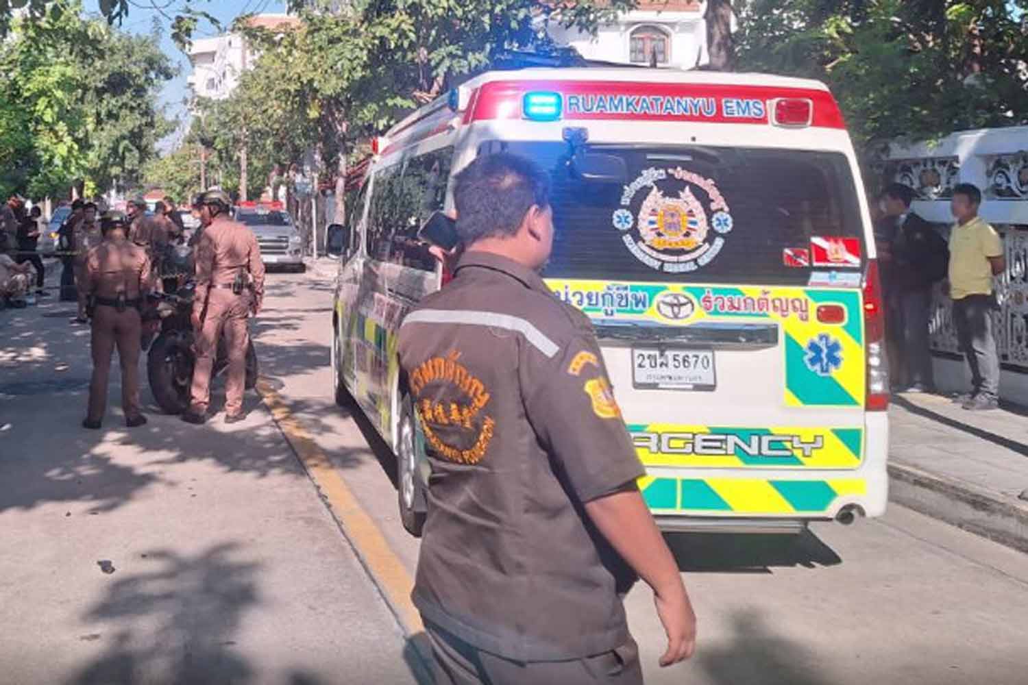 Police and rescue workers at the student-murder scene on Soi Ranong 2 Road in Dusit district on Monday morning. (Photo: Ruamkatanyu Foundation)