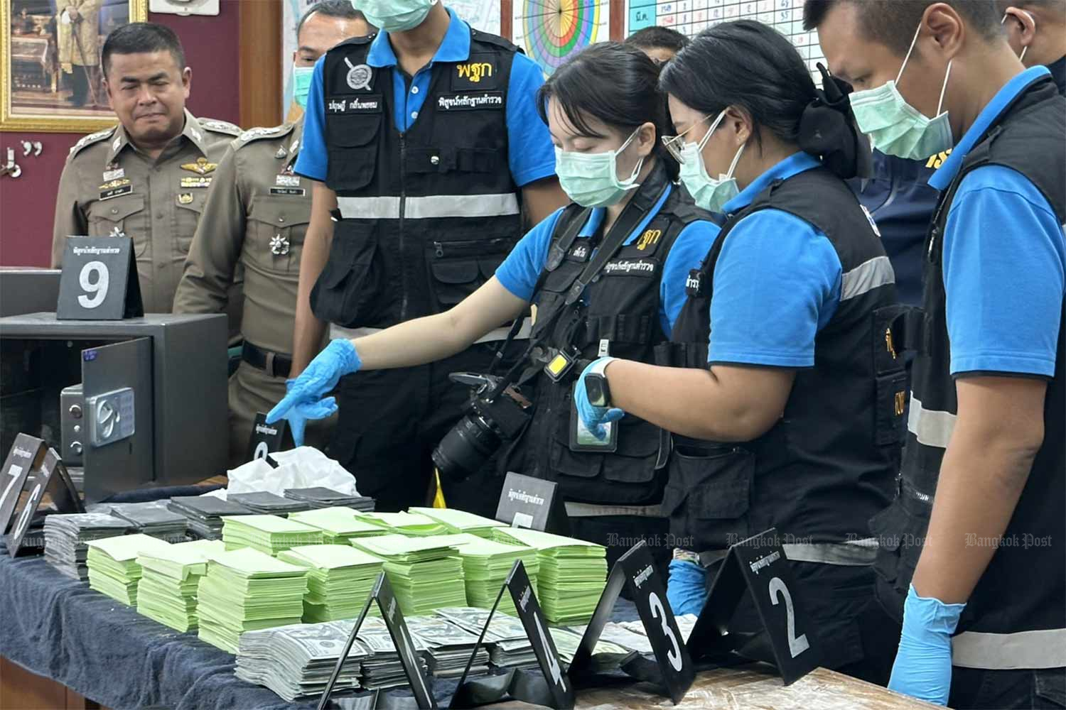 Police open the safes of the late Taiwanese man and found counterfeit US banknotes and copying materials, at the Bang Na police station on Monday. (Photo: police)