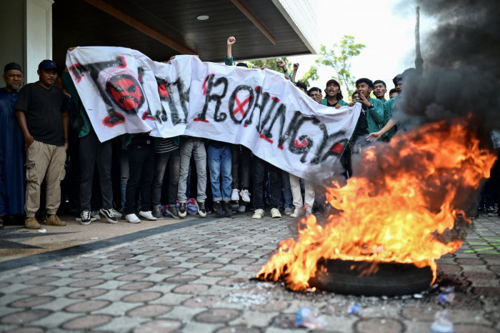 Indonesian mob storms Rohingya refugee shelter